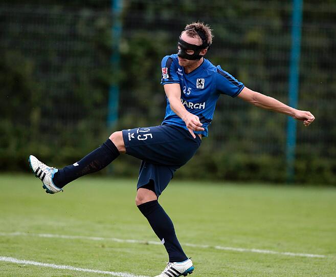 Arne Feick tritt den Ball...