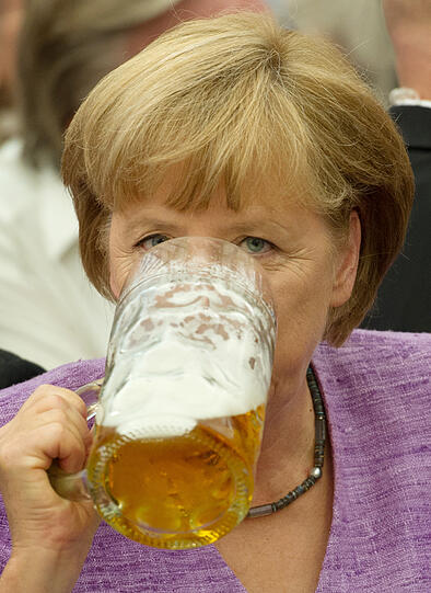 Oans, zwoa, gsuffa. Auf dem Gillamooser Volksfest pflegt Angela Merkel bayerische Gewohnheiten.