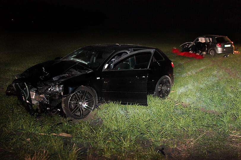 Horror-Unfall im Landkreis Erding: Ein Ehepaar stirbt nach einem Zusammenstoß mit einem 26-jährigen Autofahrer. Der Mann wird leicht verletzt. Die Ursache des Unfalls, der sich am späten Mittwochnachmittag ereignete, ist noch unklar. Hier sehen Sie die Bilder vom Unfallort.
