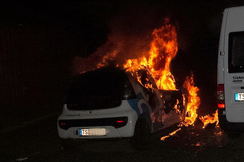 Aus bislang ungeklärter Ursache ging in Traunreut ein Kleinwagen in Flammen auf und brannte komplett aus.