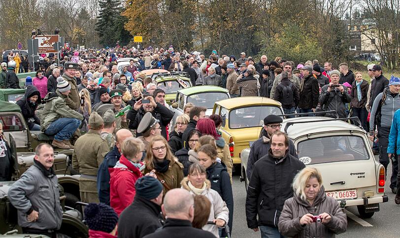 Wie vor 25 Jahren rollte am Sonntag eine Trabi-Karawane über die Landesgrenze. Die Bilder von der großen Feier.