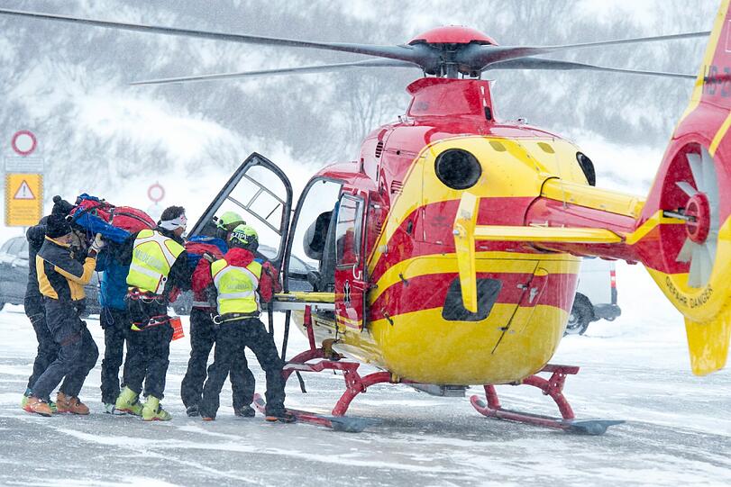Ein Mann aus Bayern konnte nach einem Lawinenabgang in den Tiroler Alpen mit einem Hubschrauber gerettet werden. (Archivbild)