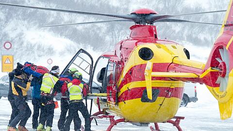 Ein Mann aus Bayern konnte nach einem Lawinenabgang in den Tiroler Alpen mit einem Hubschrauber gerettet werden. (Archivbild)