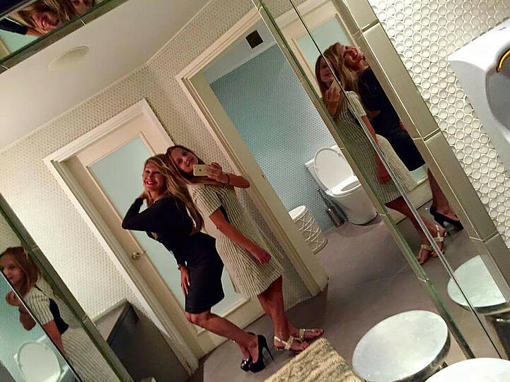 Carmen und Davina Geiss haben Spaß auf der Gästetoilette