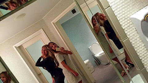Carmen und Davina Geiss haben Spaß auf der Gästetoilette
