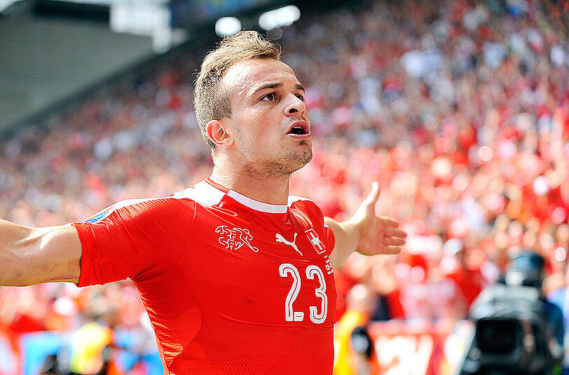DER SEITFALLZIEHER VON XHERDAN SHAQIRI Der Ball wird zum 1:1 gegen Polen im Achtelfinale perfekt ins Tor fliegen - und Shaqiri mit den Schweizern rausfliegen, weil Granit Xhaka im Elfmeterschießen die Nerven versagen. Tragisch.