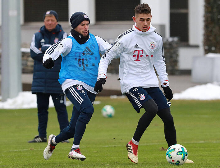 Meritan Shabani - er hat kosovarische Wurzeln - im Duell mit Juan Bernat (rechts). Hinten Co-Trainer Peter Hermann.