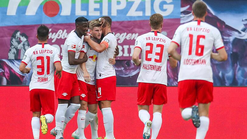 Doppeltes Zeichen: Timo Werner (2.v.r.) unterschreibt einen neuen Vertrag &ndash; und trifft für Leipzig.
