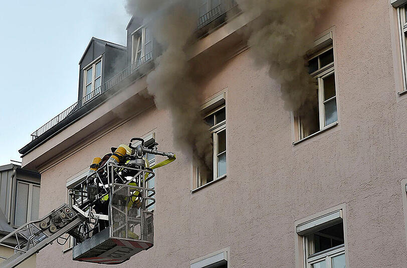 Auch von außen kämpfte die Feuerwehr gegen die Flammen.