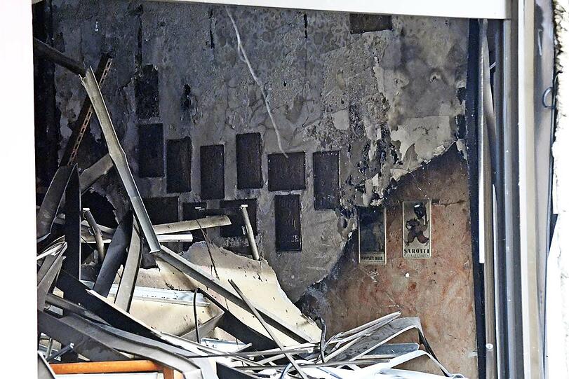 Eine Explosion hatte alle Fensterscheiben zerrissen.