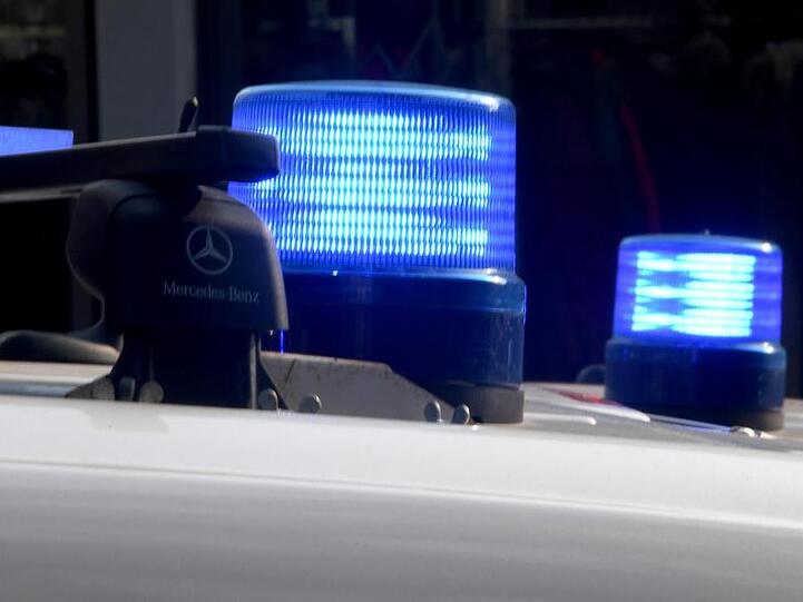 Blaulichter auf den Dächern von Polizeifahrzeugen. Foto: Carsten Rehder/Archiv