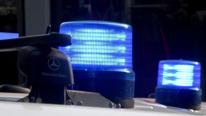 Blaulichter auf den Dächern von Polizeifahrzeugen. Foto: Carsten Rehder/Archiv Blaulichter auf den Dächern von Polizeifahrzeugen. Foto: Carsten Rehder/Archiv