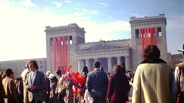 Ein bisserl Fasching ging dann doch: buntes Treiben auf dem Königsplatz 1971.