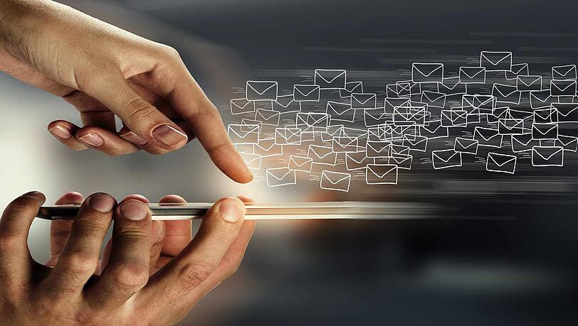 Auf Knopfdruck E-Mails versenden funktioniert mit der richtigen Software. Auf Knopfdruck E-Mails versenden funktioniert mit der richtigen Software.