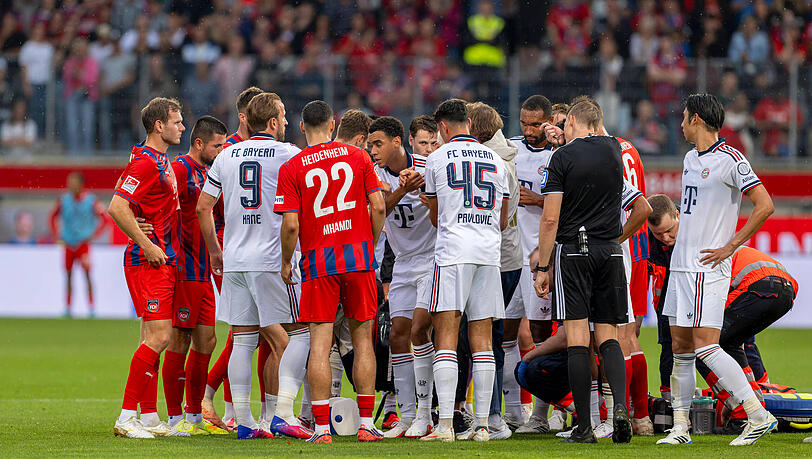 Nächster Zusammenbruch beim Testspiel in Heidenheim: Jamal Musiala (M.). Nächster Zusammenbruch beim Testspiel in Heidenheim: Jamal Musiala (M.).
