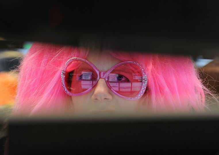 Ob die rosa Brille dabei hilft, die Wirtschaftskrise zu vergessen?