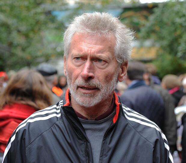 ...unter den Demonstranten befindet sich auch eine ehemaliger Bayern-Kicker namens Paul Breitner.