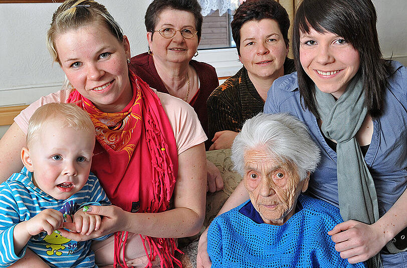 Urenkelin Lydia (24) mit Sohn Til-Fabio (3/l-r), Schwiegertochter Annemarie (63), Enkeltochter Heike (44) und Urenkelin Laura (15) haben ihre Oma Frieda Szwillus (vorn r.) bis zum Schluss liebevoll begleitet.