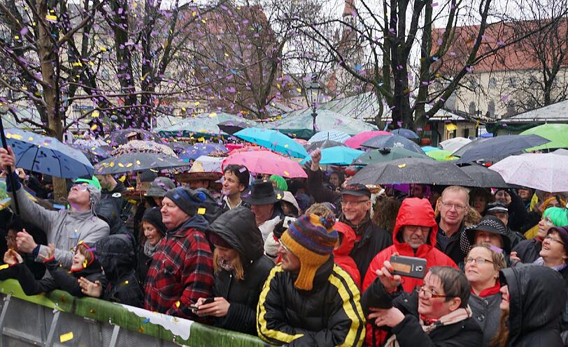 Showacts und Tanz der Marktweiber - hier gibt's die besten Bilder vom Faschingstreiben am Viktualienmarkt.