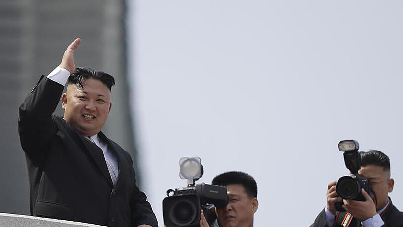 Nordkoreas Staatsoberhaupt Kim Jong Un winkt in Pjöngjang während der Militärparade, die zu Ehren des 105. Geburtstags von Staatsgründer Kim Il Sung im Stadtzentrum stattfindet.