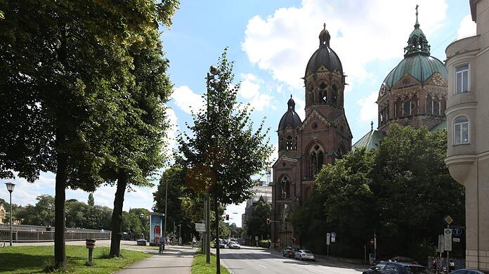 Die Steinsdorfstraße zwischen Lukaskirche und Isar &ndash; hier mal mit angenehm wenigen Autos auf der Fahrbahn.