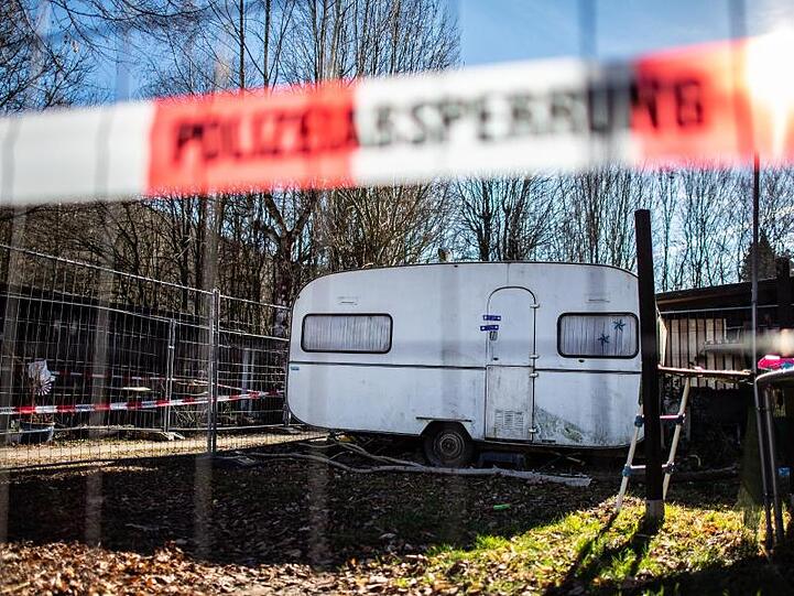 Auf dem Campingplatz Eichwald in der inzwischen eingezäunten Parzelle des mutmaßlichen Täters steht der versiegelte Campingwagen.