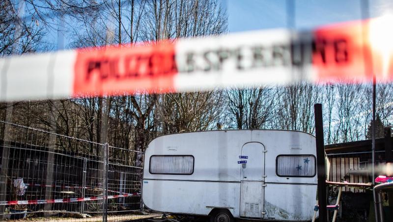 Auf dem Campingplatz Eichwald in der inzwischen eingezäunten Parzelle des mutmaßlichen Täters steht der versiegelte Campingwagen. Auf dem Campingplatz Eichwald in der inzwischen eingezäunten Parzelle des mutmaßlichen Täters steht der versiegelte Campingwagen.