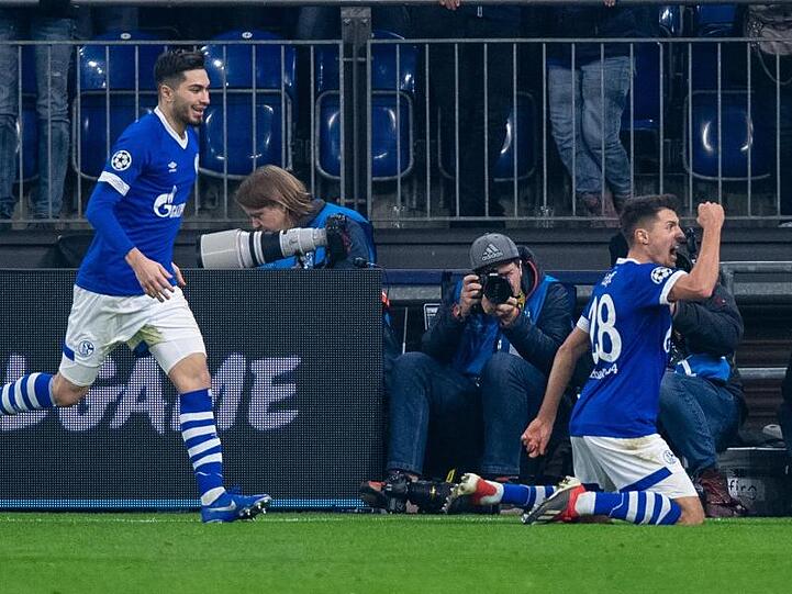 Schalkes Alessandro Schöpf (r) bejubelt mit Suat Serdar das Tor zum 1:0 gegen Lokomotive Moskau.
