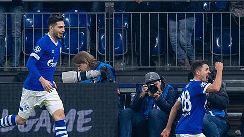 Schalkes Alessandro Schöpf (r) bejubelt mit Suat Serdar das Tor zum 1:0 gegen Lokomotive Moskau.
