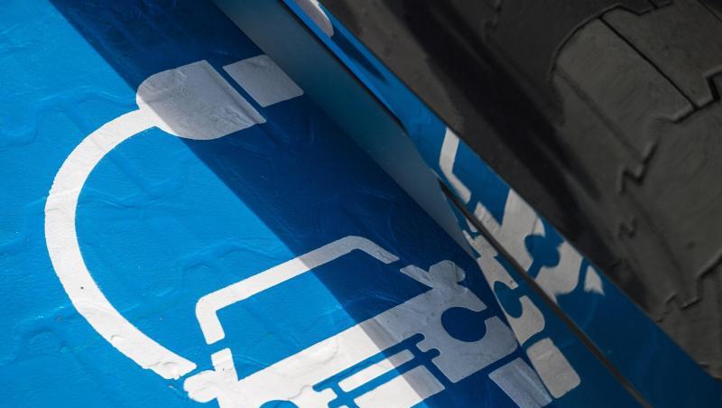 Ein Symbol für eine Ladestation auf einem Parkplatz. Ein Symbol für eine Ladestation auf einem Parkplatz.