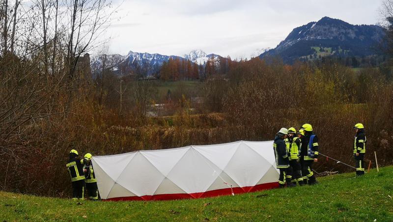 Feuerwehrleute stehen am Fundort der Leiche neben einem Sichtschutz. Foto: Benjamin Liss/dpa Feuerwehrleute stehen am Fundort der Leiche neben einem Sichtschutz. Foto: Benjamin Liss/dpa