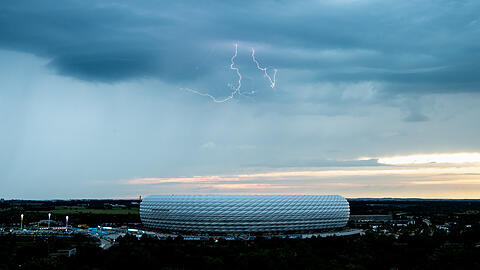 Ein Blitz zuckt am Mittwochabend über der Münchner Fußball-Arena vom Himmel. Einige Fans konnten das Spiel aufgrund eines Stromausfalls nicht verfolgen.