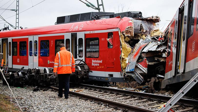Ein Mitarbeiter der Deutschen Bahn geht an der Unfallstelle zweier aufeinander geprallter S-Bahnen in der Nähe des Bahnhofes Ebenhausen-Schäftlarn vorüber.
