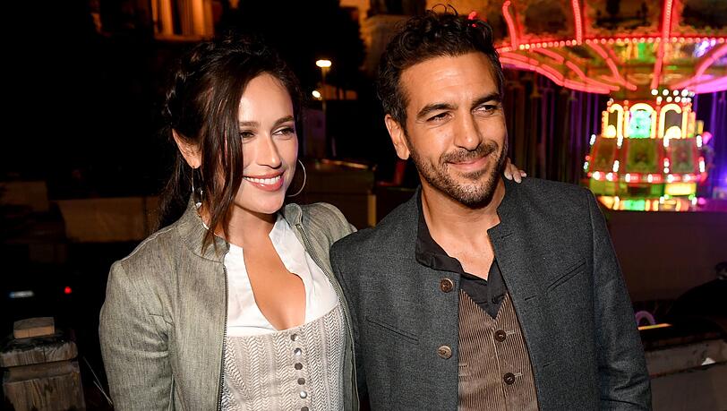 Der Schauspieler Elyas M'Barek und seine Frau Jessica stehen auf der Wiesn auf dem Balkon des Käferzelt.