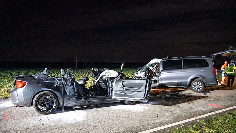 Zwei Fahrzeugwracks stehen auf der Straße am Ostring in Eggenstein nach einem schweren Unfall, bei dem fünf Menschen ums Leben gekommen sind.