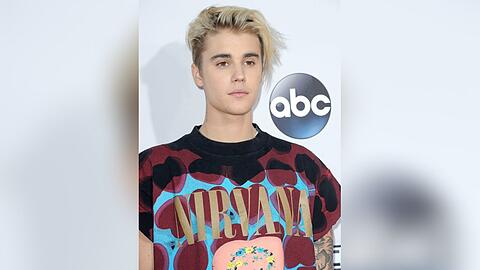 Justin Bieber mit einem Nirvana-T-Shirt bei den American Music Awards 2015.