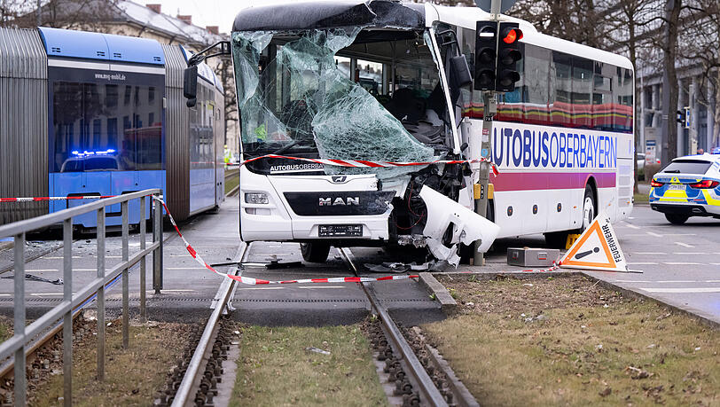 Bei einem Unfall mit einem Reisebus und einer Tram in München sind nach Angaben der Feuerwehr zwölf Menschen verletzt worden, der Busfahrer schwer. Bei einem Unfall mit einem Reisebus und einer Tram in München sind nach Angaben der Feuerwehr zwölf Menschen verletzt worden, der Busfahrer schwer.