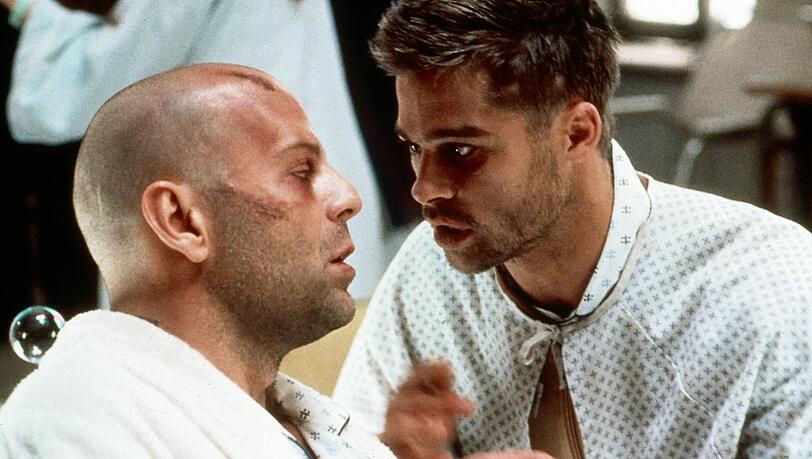 Bruce Willis (l.) und Brad Pitt in "12 Monkeys". Bruce Willis (l.) und Brad Pitt in "12 Monkeys".