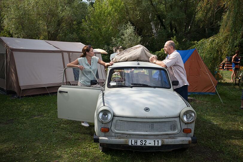 Den T&ouml;chtern hinterher: Kirsten (Anja Kling) und Karl fahren in ihrem Trabi ebenfalls an den Plattensee.
