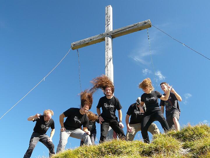 Die Gifpelmosher erklimmen hohe Berge um sie zu bemoshen, denn: &bdquo;Richtig gute Metalmusik ist gigantisch und mystisch &ndash; so wie auch die Berge sind.&ldquo; Die kuriosen Fotos von den Gipfelmoshern.