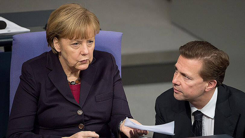 Regierungssprecher Steffen Seibert mit Bundeskanzlerin Angela Merkel. Regierungssprecher Steffen Seibert mit Bundeskanzlerin Angela Merkel.