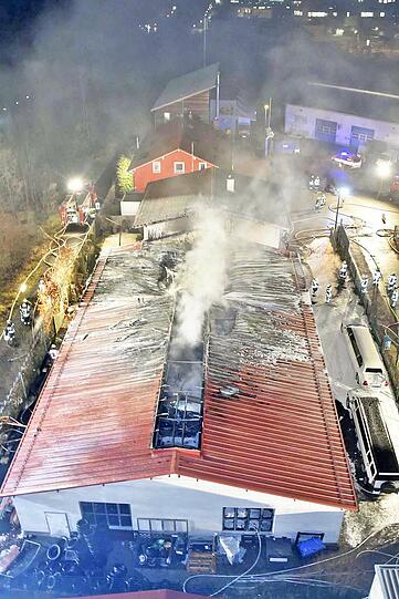 Bei einem Großbrand in einer Luxusautowerkstatt entstand erheblicher Sachschaden.