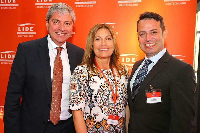 Walter Fichtel (stv. Vorstandsvorsitzender Kreissparkasse München Starnberg Ebersberg) mit Christiane und Dr. Christian Hirmer