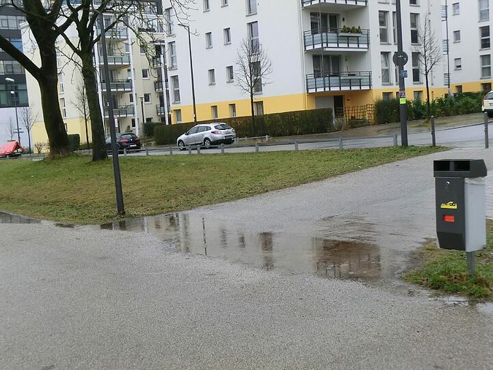 Am Zugang zur Margarethe-Danzi-Straße sammelt sich an Regentagen das Wasser.