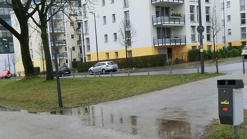 Am Zugang zur Margarethe-Danzi-Straße sammelt sich an Regentagen das Wasser. Am Zugang zur Margarethe-Danzi-Straße sammelt sich an Regentagen das Wasser.
