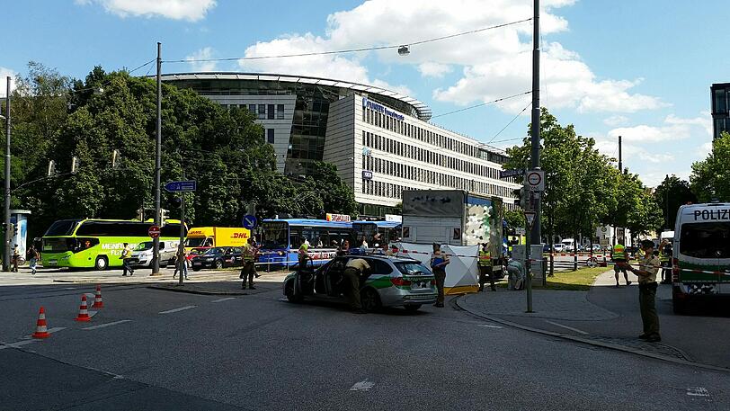 In Neuhausen ist eine Radfahrerin von einem LKW erfasst und tödlich verletzt worden.