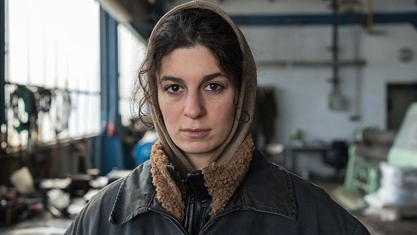 Natalia Kostava (Anano Makharadze) muss unter menschenunwürdigen Bedingungen arbeiten. Natalia Kostava (Anano Makharadze) muss unter menschenunwürdigen Bedingungen arbeiten.