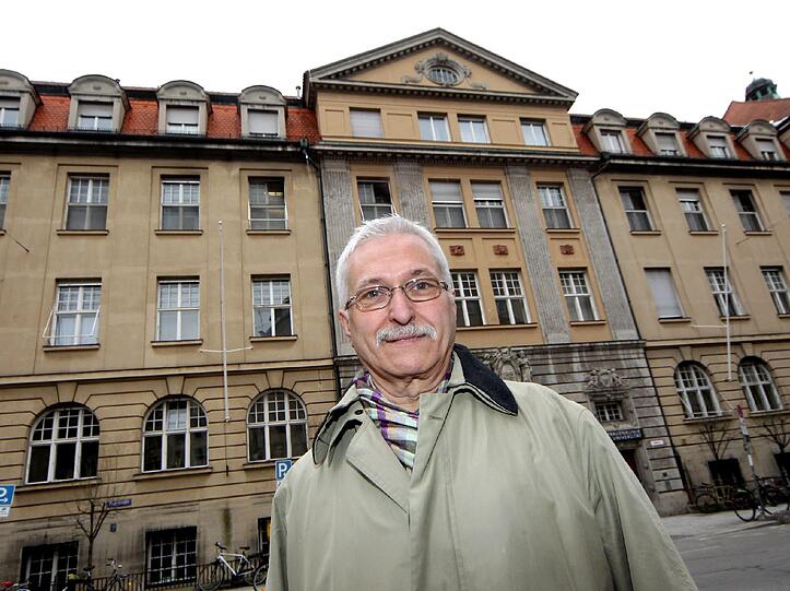 "In unserem Viertel gibt's bald nur noch Luxuswohnungen", sagt Theo Kempf. Deshalb will er die Klinik in der Maistraße besser genutzt wissen.