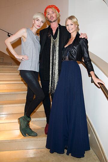 Bei seiner Modenschau am Mittwoch im The Charles Hotel zeigt der junge Münchner Designer Marcel Ostertag seine Kreationen - und präsentiert sie als Model gleich selbst. Prominente Gäste sind unter anderem Mirja Du Mont, Anika Scheibe, Lisa Martinek und Jutta Speidel.