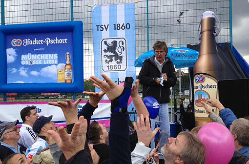 Stadionsprecher Stefan Schneider auf der Bühne.